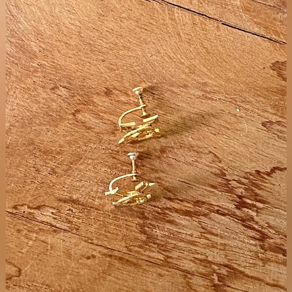 Textured heart with 2 arrows screw back earrings - Picture 6 of 7